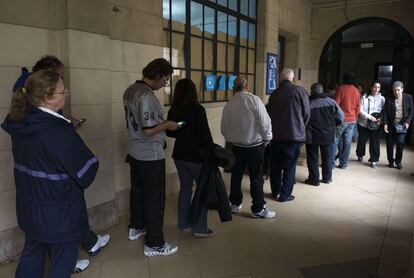 Cola de gente para votar durante las elecciones primarias en Buenos Aires.