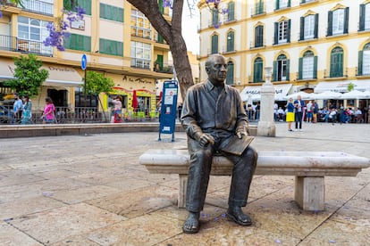 Escultura de Pablo Picasso frente a la casa natal del artista en la ciudad de Málaga.