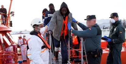 Llegada al puerto de Motril de 106 personas que han sido rescatadas.