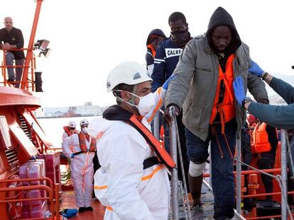 Llegada al puerto de Motril de 106 personas que han sido rescatadas.