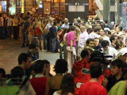 Largas colas en las puertas de la FNAC
