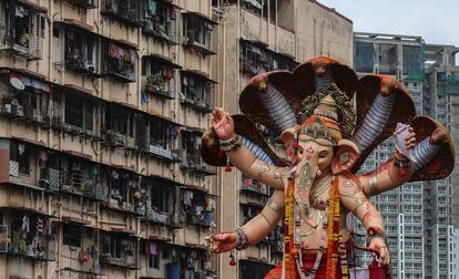 Una procesión homenajea al dios hindú con cabeza de elefante, Ganesha, mientras miles de devotos lo adoran y acompañan para después sumergirlo en las aguas del mar arábigo, un ritual que forma parte del festival hindú 'Ganesh' en la ciudad de Bombay (India). El fin del festival coincide con el comienzo de otra festividad, la de 'Anant Chaturdashi', para adorar a Vishnu, la Divinidad de la Trinidad Hindú.