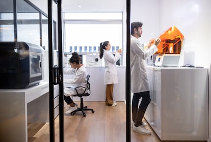 Empleados en un laboratorio clínico.