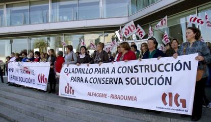 Empleados de la empresa conservera Alfageme de Vigo y Ribadumia durante una manifestaci&oacute;n