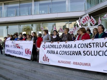 Empleados de la empresa conservera Alfageme de Vigo y Ribadumia durante una manifestaci&oacute;n