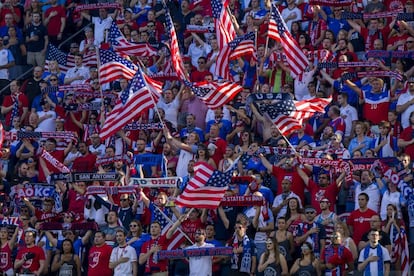 Aficionados estadounidenses durante un partido de su selección en Kansas en mayo.