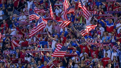 Torcedores norte-americanos durante partida de sua seleção em Kansas em maio.