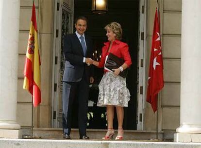 Zapatero y Aguirre se saludan al inicio de su entrevista en la Moncloa.