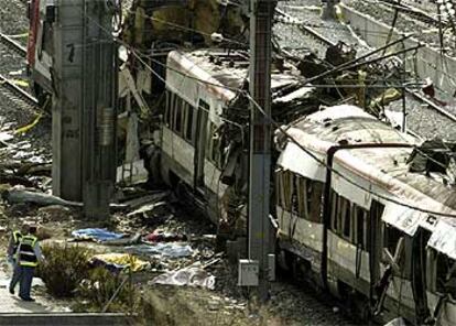 Aspecto de uno de los trenes destruidos por los atentados del 11-M en Madrid.