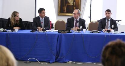 El relator de la ONU para la Libertad de Expresión (centro derecha) junto a miembros de la ACLU, en la audiencia sobre el espionaje de EE UU.