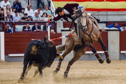 Diego Ventura clava una banderillas tras un quiebro al quinto de la tarde.