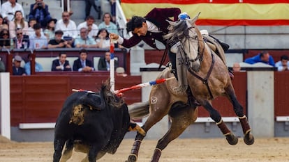 Diego Ventura clava una banderillas tras un quiebro al quinto de la tarde.