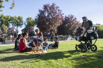Una familia disfruta del buen tiempo en un parque de Boadilla del Monte.