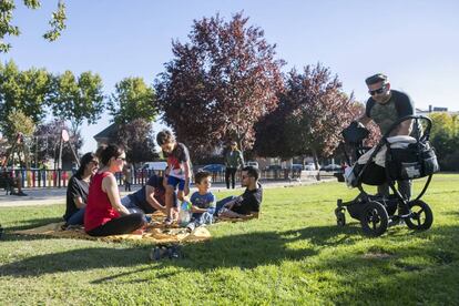 Una familia disfruta del buen tiempo en un parque de Boadilla del Monte. 