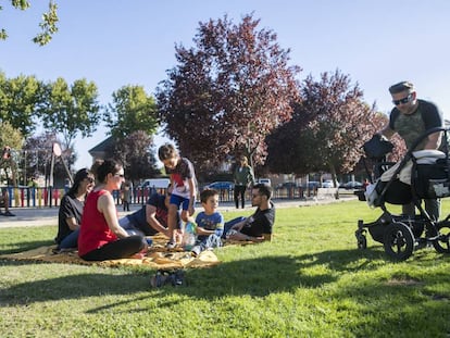 Una familia disfruta del buen tiempo en un parque de Boadilla del Monte. 