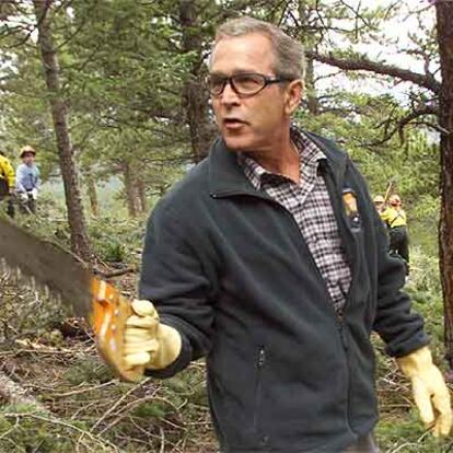 George W. Bush empuña un serrucho en el parque nacional de las Montañas Rocosas (Colorado).