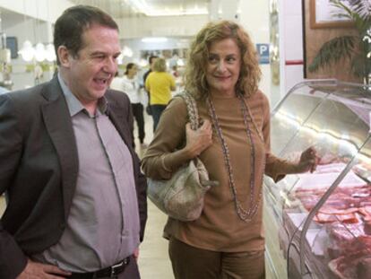 Abel Caballero y Carmela Silva charlan en una carnicería, antes de presentar un concurso de tapas en Vigo.