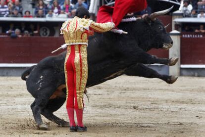 Alejandro Talavante da un pase a su primer toro de la tarde.