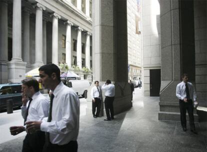 Empleados de bolsa se toman un descanso para fumar en el distrito financiero de Nueva York.