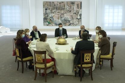 Pedro Sánchez junto a los secretarios generales de UGT y CC OO, José Álvarez y Unai Sordo y Nadia Calviño, Yolanda Díaz, Teresa Ribera, María Jesús Montero y José Luis Escrivá, miembros del Gobierno