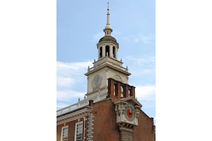 En Filadelfia, en la misma ciudad en la que 'Rocky' (Sylvester Stallone) subió los famosos escalones, se encuentra este edificio en el que se firmaron la Declaración de Independencia y la Constitución de los Estados Unidos, en 1776 y 1787 respectivamente. Dos documentos que marcaron un antes y un después en la historia de EE. UU. debido a los principios universales de libertad y democracia en ellos proclamados. Para verlo por dentro hay que reservar con antelación una visita guiada gratuita.