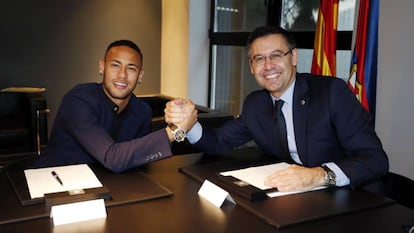 Neymar y Bartomeu el d&iacute;a de la renovaci&oacute;n del jugador hasta 2021.