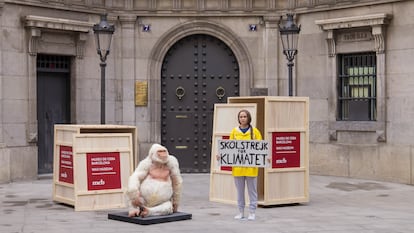 Las figuras de 'Copito de nieve' y Greata Thunberg, a su llegada al Museo de Cera de Barcelona.