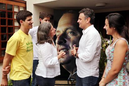 Após Marina Silva ficar em terceiro lugar na corrida eleitoral de 2014, a viúva de Eduardo Campos anunciou apoio ao então candidato do PSDB, o senador Aécio Neves, que ficou em segundo, sendo derrotado pela presidenta Dilma Rousseff, reeleita. Na imagem, a família de Campos no encontro que oficializou o apoio ao tucano.