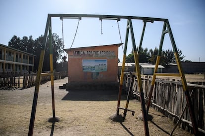 Un mural que lee 'África para los africanos' en un edificio de una escuela parcialmente financiada por donaciones de rastafaris. 