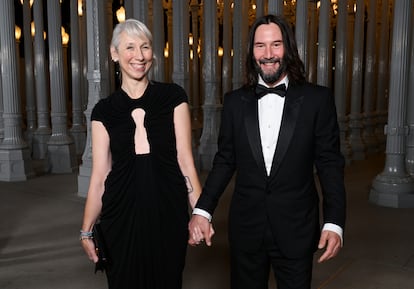 Keanu Reeves. El protagonista de sagas como 'Matrix' o 'John Wick' comparte su vida sentimental y profesional desde hace años con Alexandra Grant, una artista multiplataforma de Los Ángeles que ilustró 'Ode to Hapiness', un libro escrito por el propio Reeves. Sus apariciones en público se cuentan con los dedos de una mano y, pese a que están oficialmente prometidos desde 2019, todavía no han pasado por el altar.