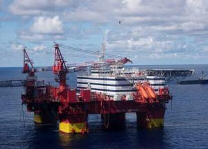 Plataforma flotante de la petrolera noruega Statoil en el mar de Noruega.