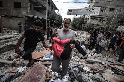 Una niña palestina es llevada al hospital tras un ataque israelí, este martes en Deir el Balah, en el centro de Gaza.