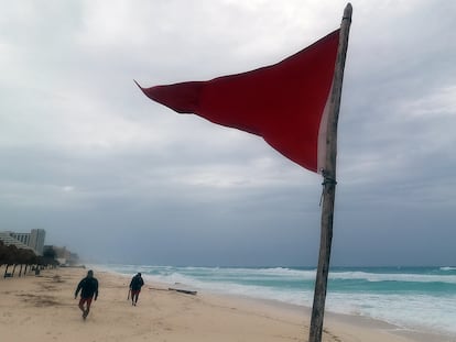 Una bandera roja en la playa de Cancún alertando a la población por la llegada del huracán Beryl.