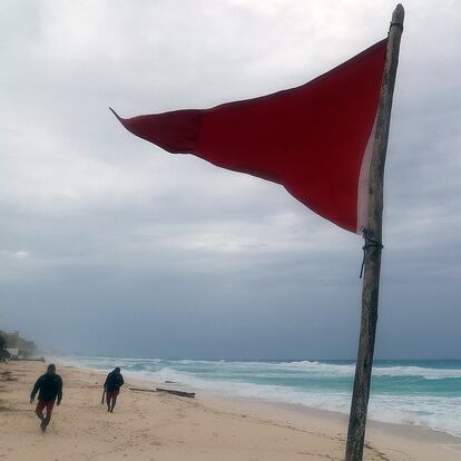 Una bandera roja en la playa de Cancún alertando a la población por la llegada del huracán Beryl.