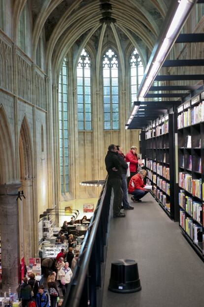 Si una iglesia es un lugar para el silencio y el recogimiento, qué mejor que mantener esa idea transformándola en una librería con espacio para la lectura. Un antiguo templo de la orden de los dominicos de Maastricht es hoy una de las librerías más bonitas de los Países Bajos. Para no interferir en el histórico edificio de hace unos ocho siglos, el estudio Satijnplus Architects y el estudio de diseño de interiores Mekx + Girod decidieron añadir una estructura de acero negra de dos pisos en la nave central en la que están guardados la mayoría de los libros (hay unos 50.000). En 2007, la firma holandesa se hizo con el premio Lensvelt en la categoría de arquitectura de interior por este trabajo, que ha mantenido los frescos, vitrales y bóvedas originales. Según la página web de la tienda, unas 700.000 personas visitan al año esta librería que mantiene el estilo gótico de la iglesia del siglo XIII. En el antiguo altar hoy se encuentra una mesa de acero y madera en forma de cruz que sirve para tomar un café y sentarse a leer.