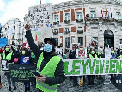 Varios activistas de la Coordinadora de Vivienda de Madrid se concentran el pasado martes en la madrileña Puerta del Sol para solicitar la paralización de los desahucios. 