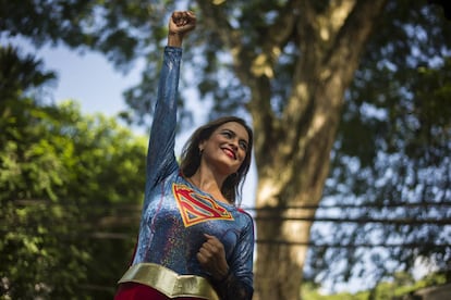 Una mujer, disfrazada de Wonder Woman, en el Carnaval de Río de Janeiro de 2020