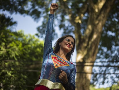 Una mujer, disfrazada de Wonder Woman, en el Carnaval de Río de Janeiro de 2020