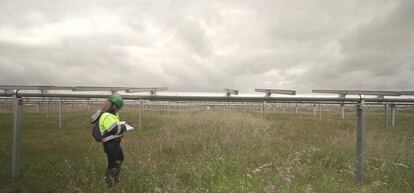 Una trabajadora de Endesa en el parque fotovoltaico de Logrosán (Extremadura).