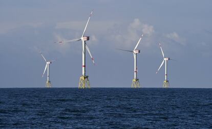 En medio de un creciente sentimiento de urgencia sobre el cambio climático, los mercados rivales como Taiwán y Estados Unidos están impulsando sus nacientes industrias eólicas offshore. En la imagen, molinos eólicos en el "HelWin-Cluster" a 35 km de Heligoland (Alemania) el 5 de noviembre de 2014.