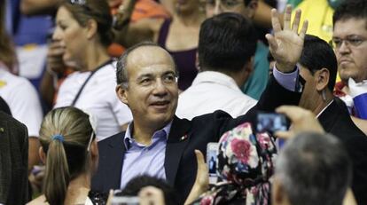 El presidente de México, Felipe Calderón, durante un partido de baloncesto.