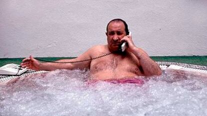 Jesús Gil, en un jacuzzi, durante un programa de Telecinco