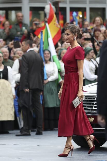 La Reina ha llevado unos zapatos a juego con el vestido, en un tono algo más oscuro, y un bolso de fiesta en color plata.