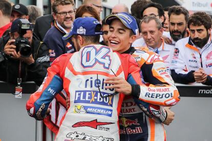 Andrea Dovizioso (de espaldas) felicita a Marc Márquez por su victoria en el Gran Premio de San Marino.