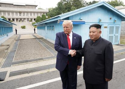En declaraciones a los medios, el líder norcoreano reconoció que se había “sorprendido” de que Trump hubiera sugerido el sábado -mediante un tuit- esta reunión, y que la invitación oficial llegó horas más tarde.