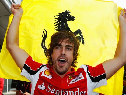 Fernando Alonso celebra su primera victoria de la temporada en Silverstone.