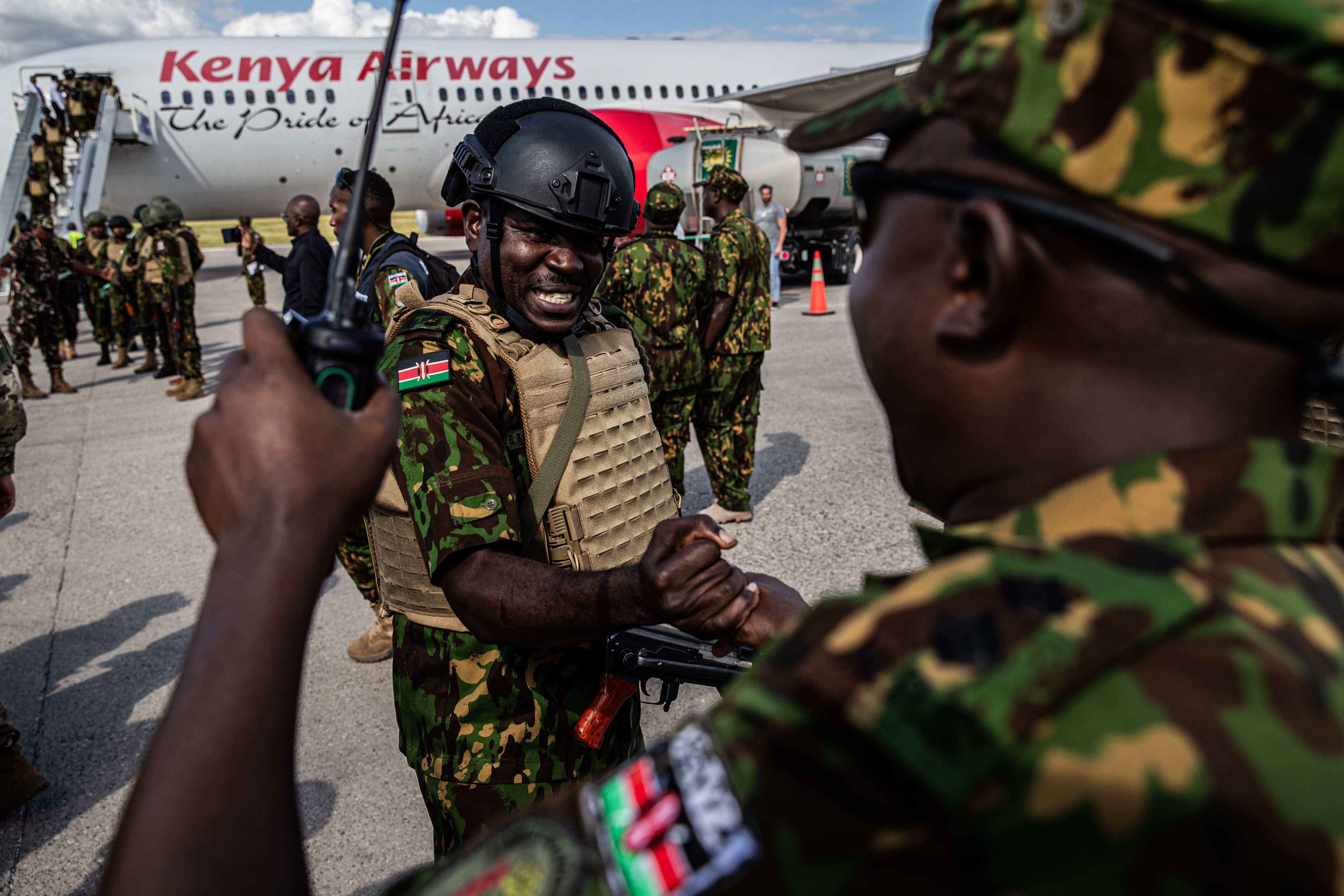 Agentes de policía kenianos llegan al aeropuerto de Puerto Príncipe, el 8 de diciembre de 2025.