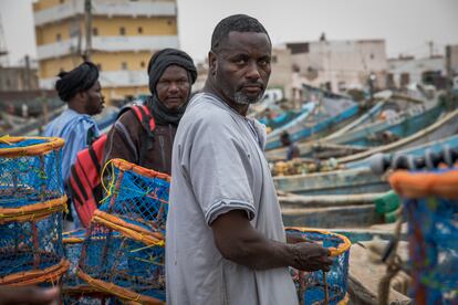 Atigh Boucavar, pescador de 48 años en el puerto de Nouadhibou el pasado mes de agosto. Él y sus seis compañeros pasan hasta 20 días en el mar y ganan un poco menos de cinco euros por kilo. Pero últimamente no es raro que regresen con las manos vacías.  