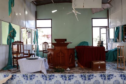 El altar de una iglesia bombardeada por un avión militar de Myanmar en Falam, el 31 de diciembre de 2024.