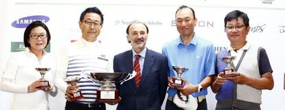 Los miembros del equipo japonés, ganador del torneo de golf.